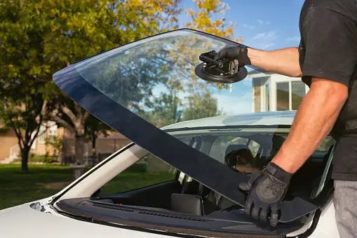 Mastering the Decision Between Windshield Repair and Replacement